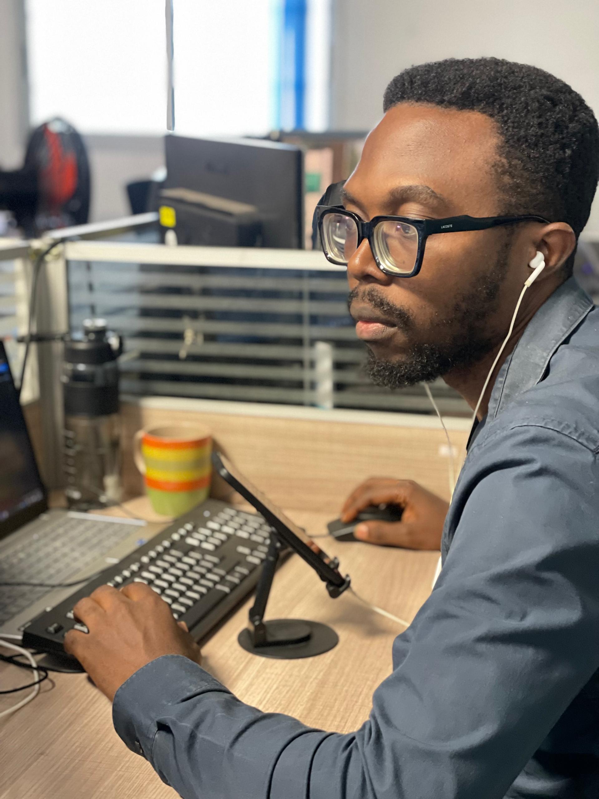 Photo de Frank Junior Tabuguia, développeur frontend React et Angular